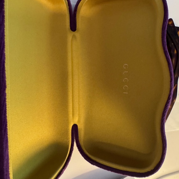 Almost new Gucci sunglasses. Used 4-5 times. - Picture 4 of 6